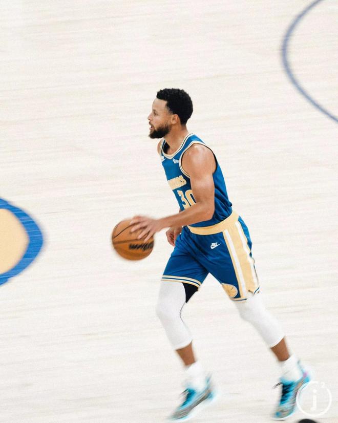 语带挑衅地 语带挑衅地